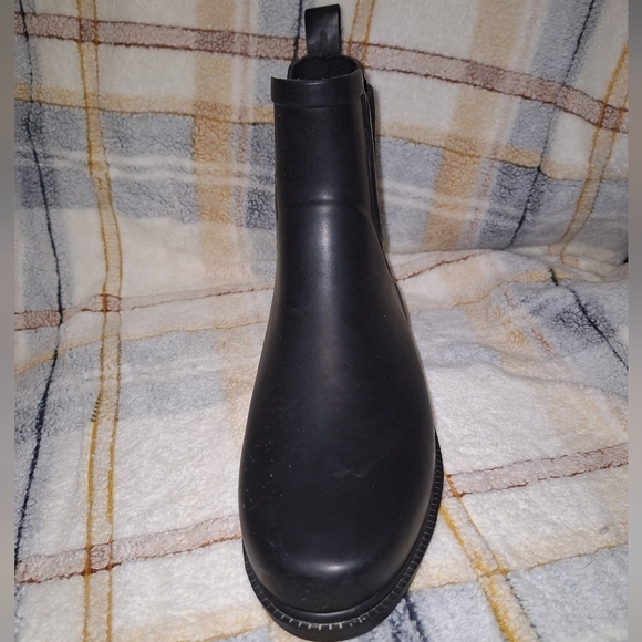 A pair of J. Crew Kenton Chelsea boots in a men's size 10. Like new condition - Picture 8 of 13